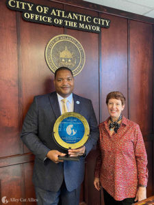 Becky Robinson presents Atlantic City Mayor Marty Smalls Sr. with the Oliver Award.